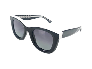 Sunglasses Black Onyx & White Three-quarter view, Grey gradient lenses, Silver Seashell wire-core